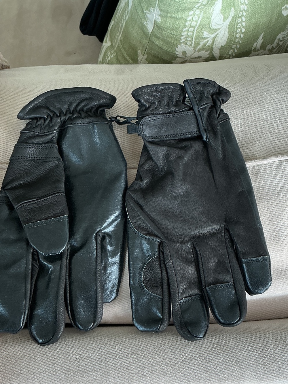 Men's Black Leather Gloves - Classic Winter Accessory turtle skin